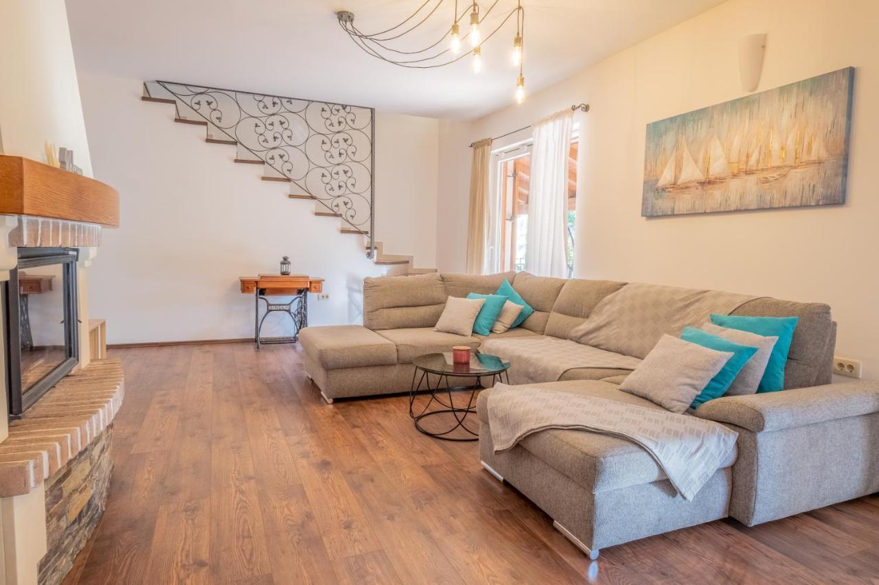 Amazing 4 Bedroom Villa With Swimming Pool And Wifi, Family Frendly Tribalj  ภายนอก รูปภาพ